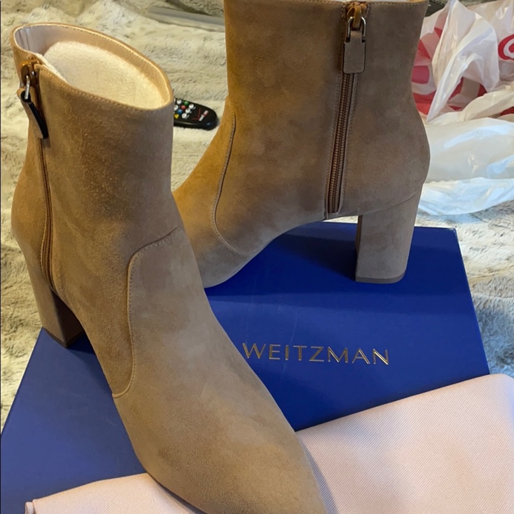 NWT Stuart Weitzmen Suede Tan Booties